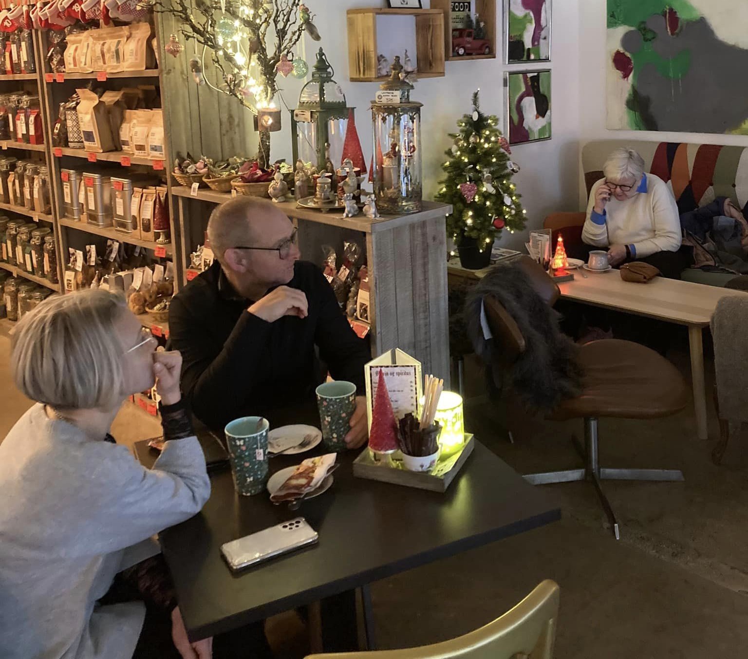 gæster i café
